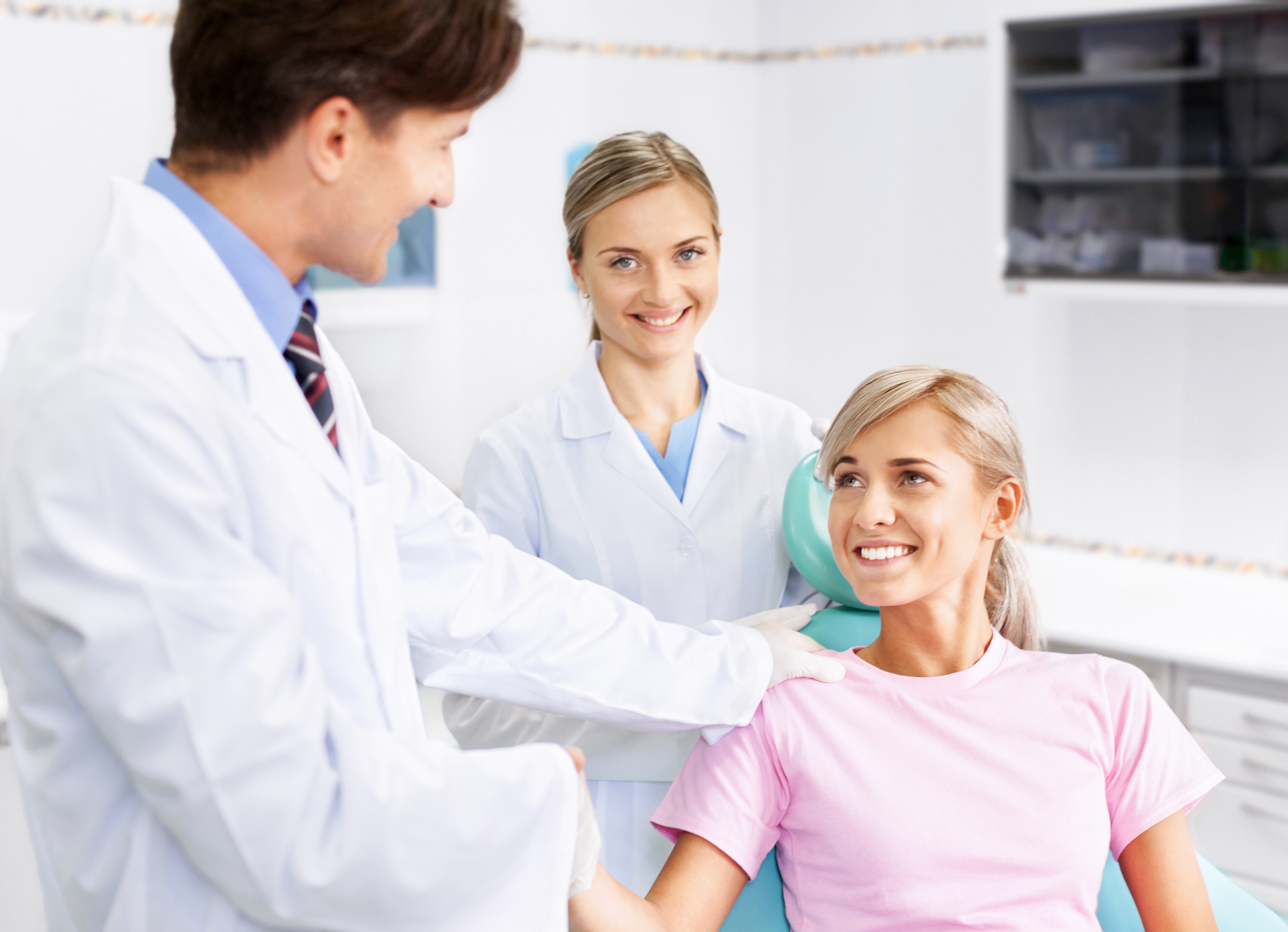 Prophylaxeexpertin Zahnarzt und Patientin im Beratungsgesprach(c)_Johnson & Johnson.jpg